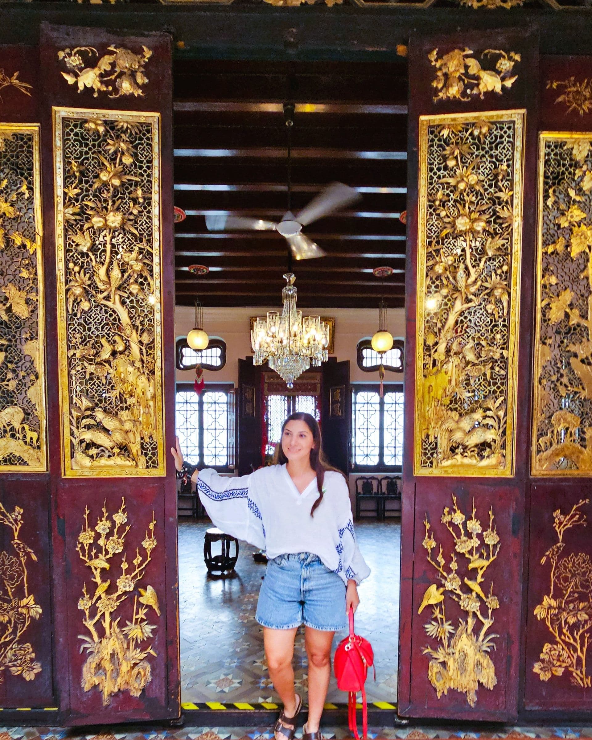 English floor tiles and Baba-Nyonya furnishings in the Pinang Peranakan Mansion