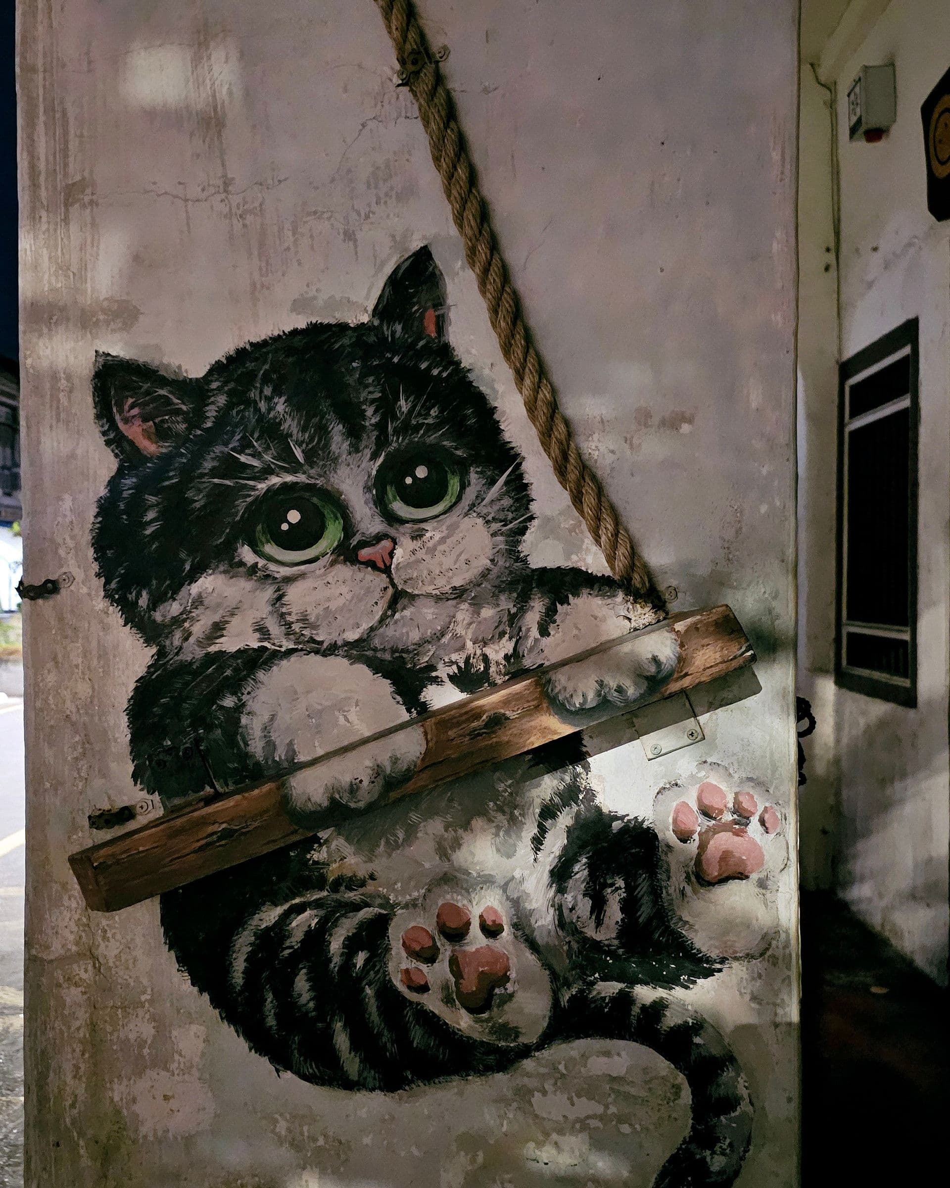 Skippy the giant cat mural from the 101 Lost Kittens project, a huge grey kitten painted holding a rope